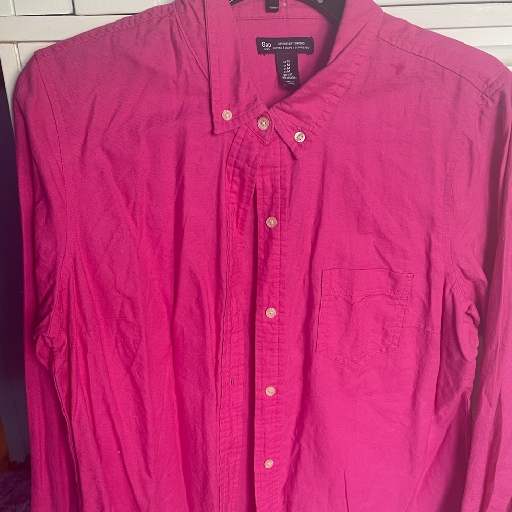Women… Gap… button up shirts…